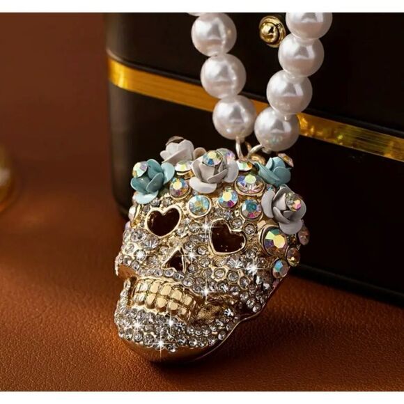 ☠️ Betsey Johnson stunning faux pearl & crystal sugar skull necklace ☠️ - Picture 2 of 6